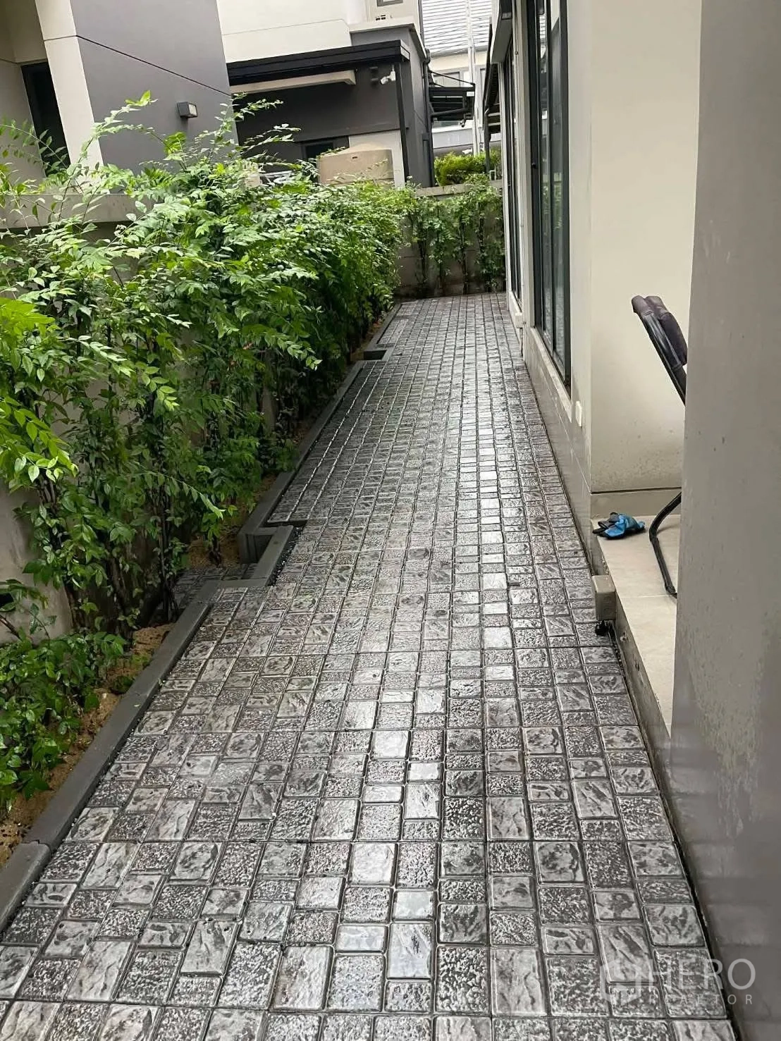 บ้านเดี่ยว for rent in Saphan Sung, Bangkok - ทางเดินรอบบ้านยาวปูพื้นกระเบื้อง ขนาบด้วยแนวพุ่มไม้.