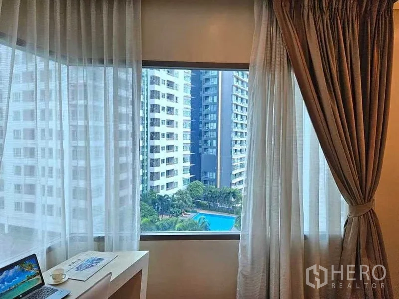 คอนโด ให้เช่าหรือขายในKhlong Toei, Bangkok - โต๊ะทำงานริมหน้าต่าง มองเห็นวิวเมืองและสระว่ายน้ำ