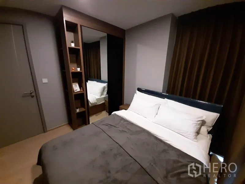 คอนโด ให้เช่าหรือขายในWatthana, Bangkok - ห้องนอนพร้อมชั้นวางของบิวท์อินและตู้เสื้อผ้าบานกระจกเงา