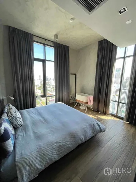 คอนโด ให้เช่าหรือขายในWatthana, Bangkok - ห้องนอนมีหน้าต่างสูงหลายบาน ให้แสงธรรมชาติและวิวเมืองอย่างเต็มที่