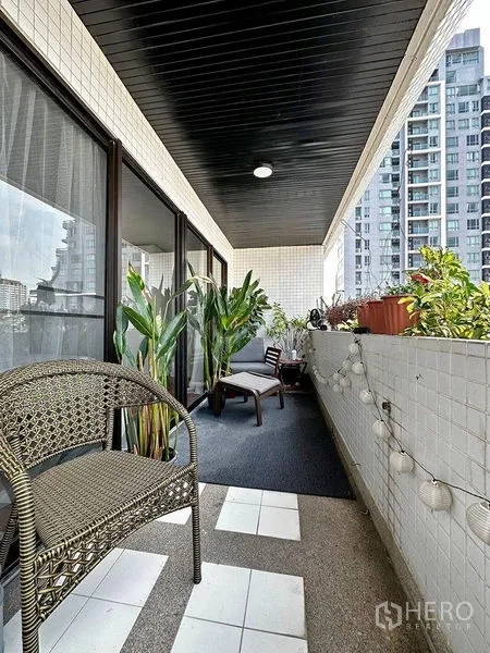 คอนโด ให้เช่าในWatthana, Bangkok - ระเบียงมีหลังคา ปลูกต้นไม้และมุมที่นั่ง มองเห็นอาคารสูงย่านสุขุมวิท.