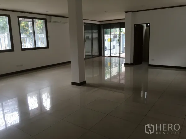 ทาวน์เฮาส์ ให้เช่าในKhlong Toei, Bangkok - ชั้นล่างโปร่งพร้อมหน้าต่างบานใหญ่ ประตูกระจกเลื่อนและรั้วหน้าบ้าน