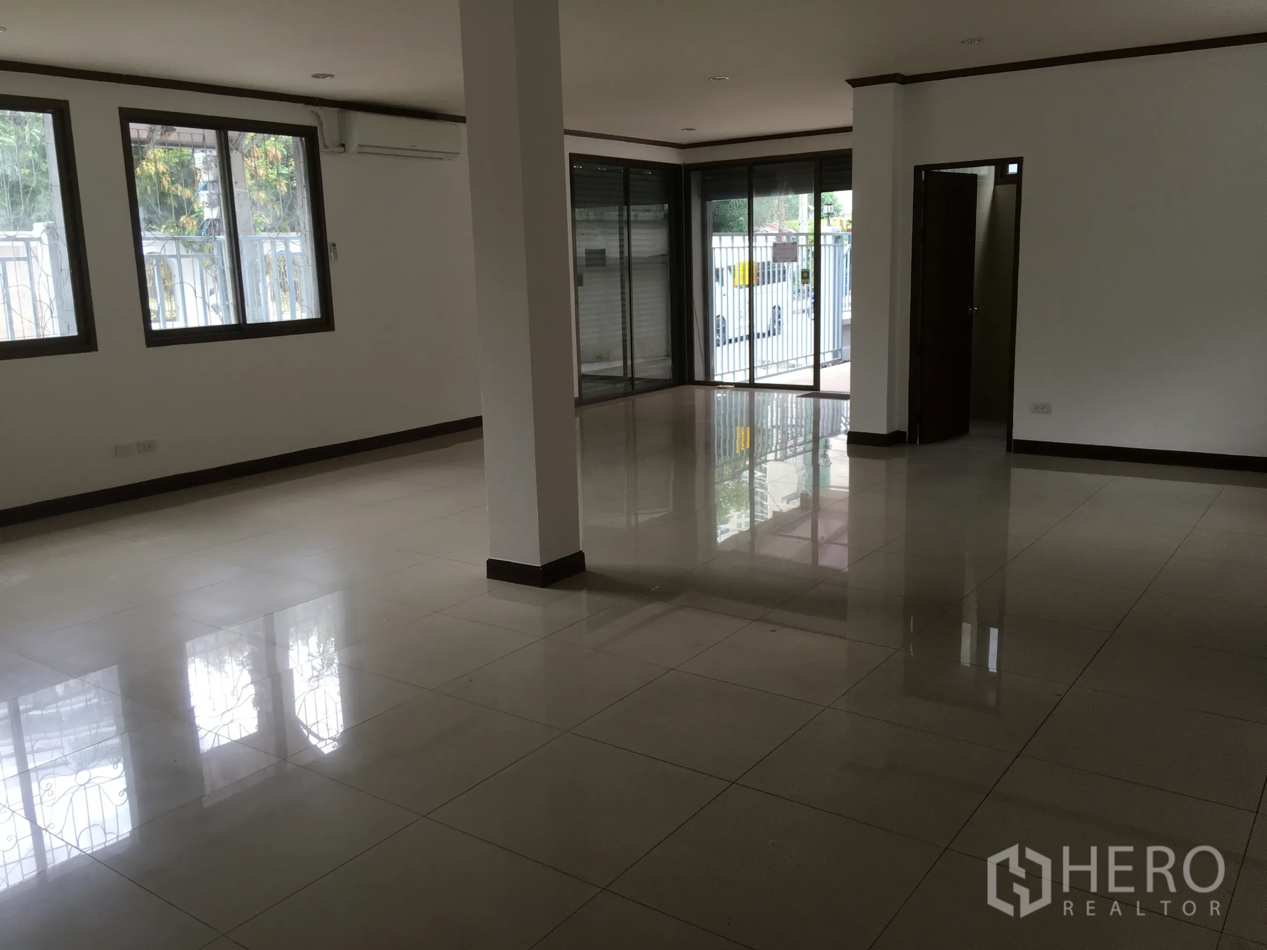 ทาวน์เฮาส์ ให้เช่าในKhlong Toei, Bangkok - ชั้นล่างโปร่งพร้อมหน้าต่างบานใหญ่ ประตูกระจกเลื่อนและรั้วหน้าบ้าน