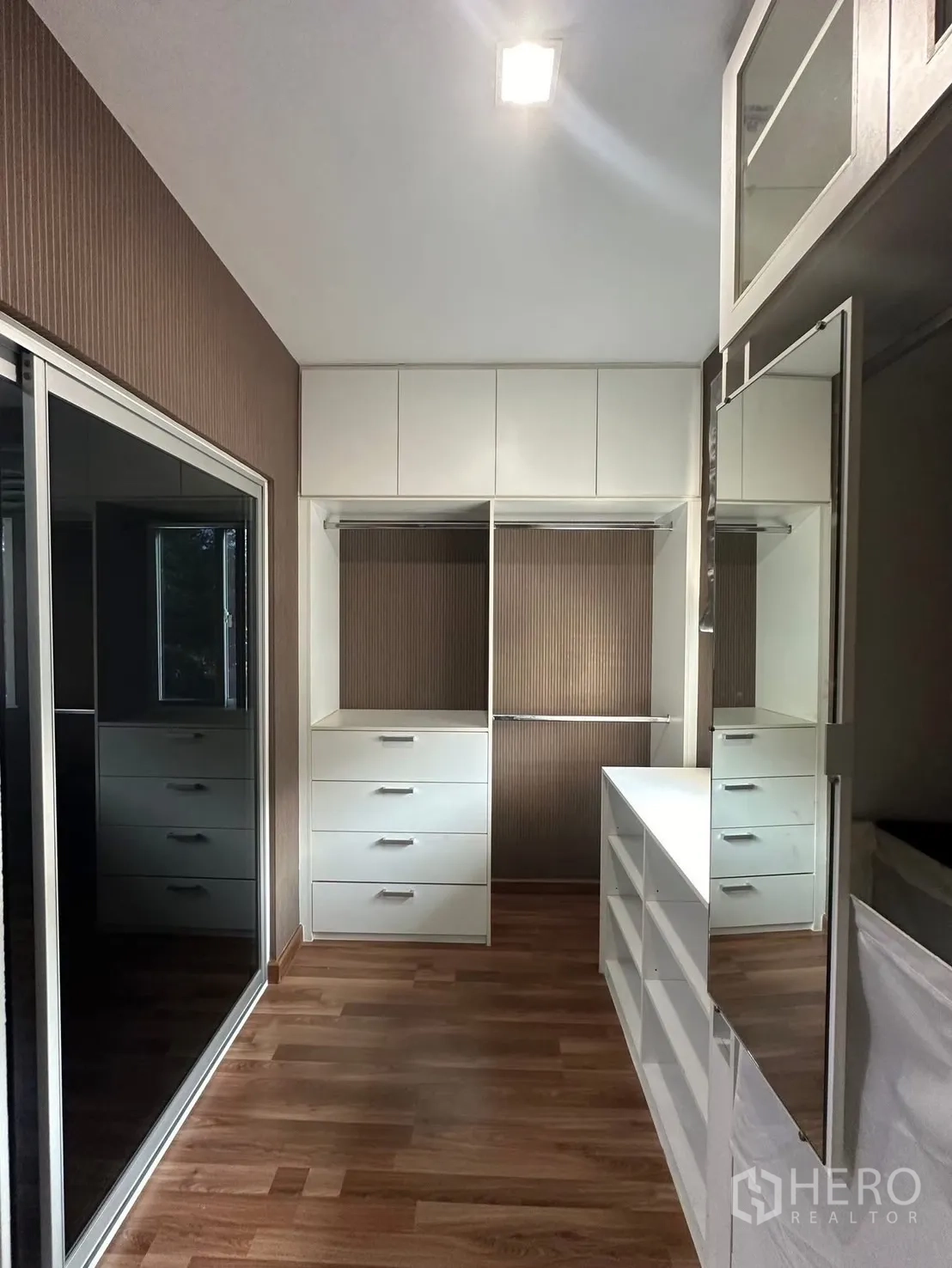 บ้าน ให้เช่า - ห้องแต่งตัวพร้อมตู้บานกระจกสไลด์และพื้นที่เก็บของมาก