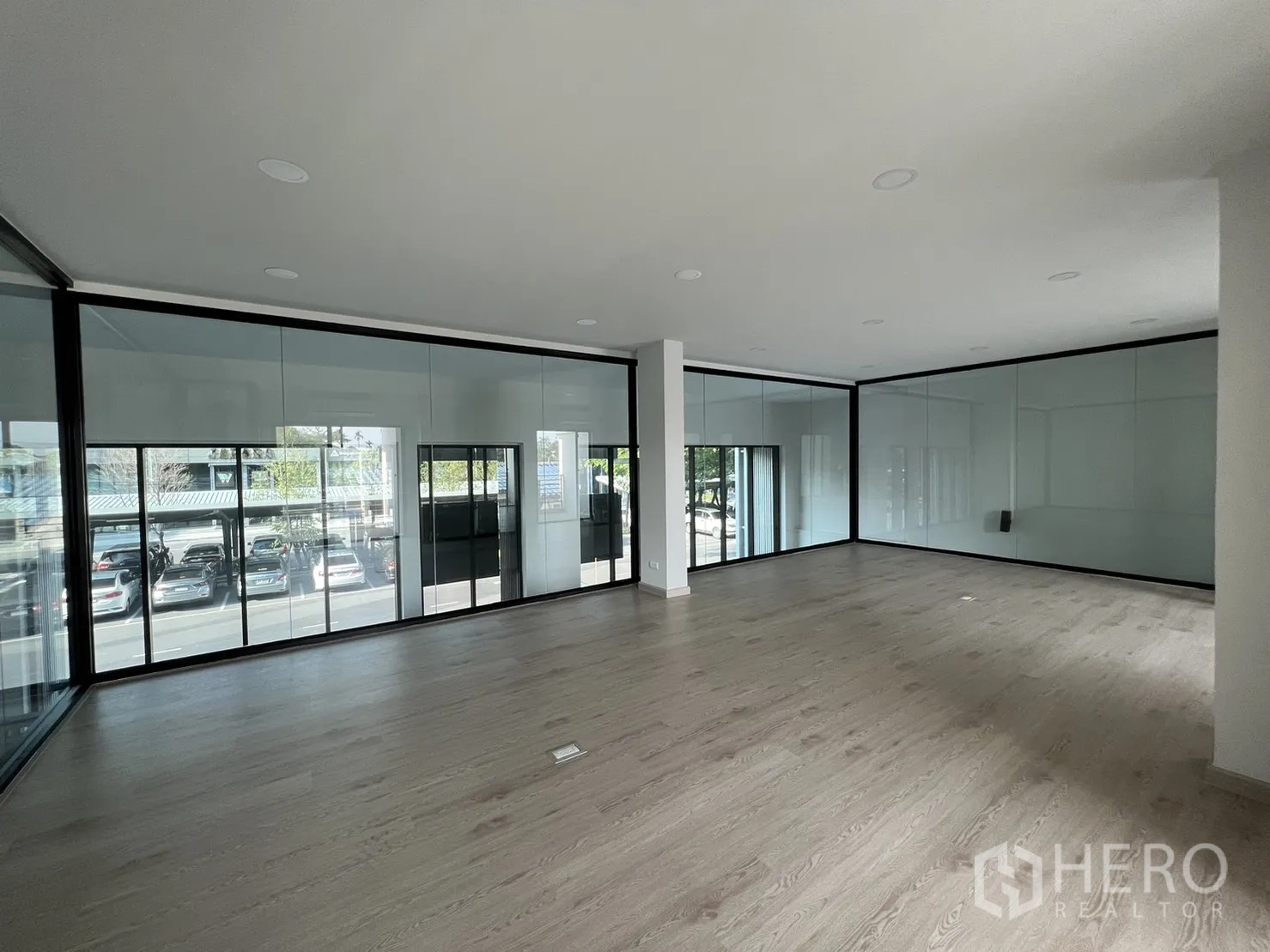 สำนักงานที่บ้าน ให้เช่าในBang Phli, Samut Prakan - ชั้นบนพื้นลามิเนตกว้างพร้อมผนังกระจก มองเห็นวิวด้านหน้า