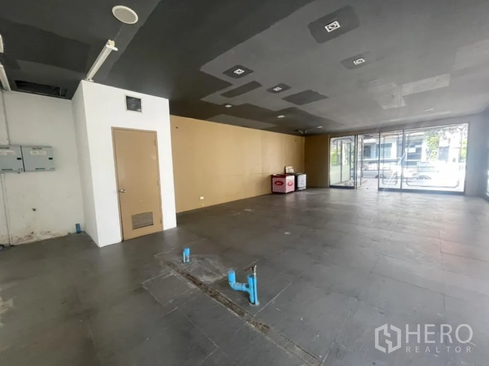 พื้นที่ขายปลีก ให้เช่าในKhlong Toei, Bangkok - พื้นที่โล่งมีท่อประปาเตรียมไว้ พร้อมทางเข้าห้องยูทิลิตี้สำหรับงานหลังร้าน