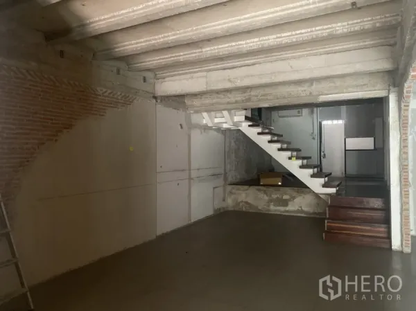 พื้นที่ขายปลีก ให้เช่าในKhlong Toei, Bangkok - พื้นที่ค้าปลีกสไตล์อินดัสเทรียล พร้อมบันไดลอยสีขาวและเพดานคอนกรีต