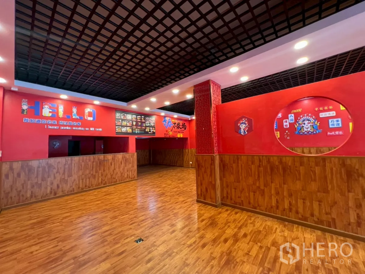 อาคารพาณิชย์ ให้เช่าในWatthana, Bangkok - พื้นที่รับรองหรือโชว์รูมกว้าง พื้นไม้ เสาเด่น และเมนูบอร์ด