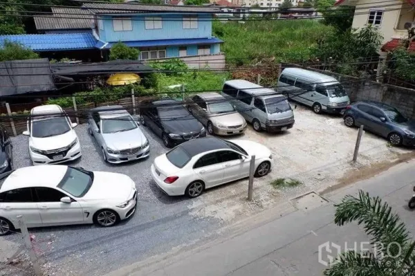 สำนักงานที่บ้าน ให้เช่าในDin Daeng, Bangkok - ลานจอดรถส่วนตัวพื้นหินคลุก รองรับรถหลายคัน ภายในรั้วล้อม