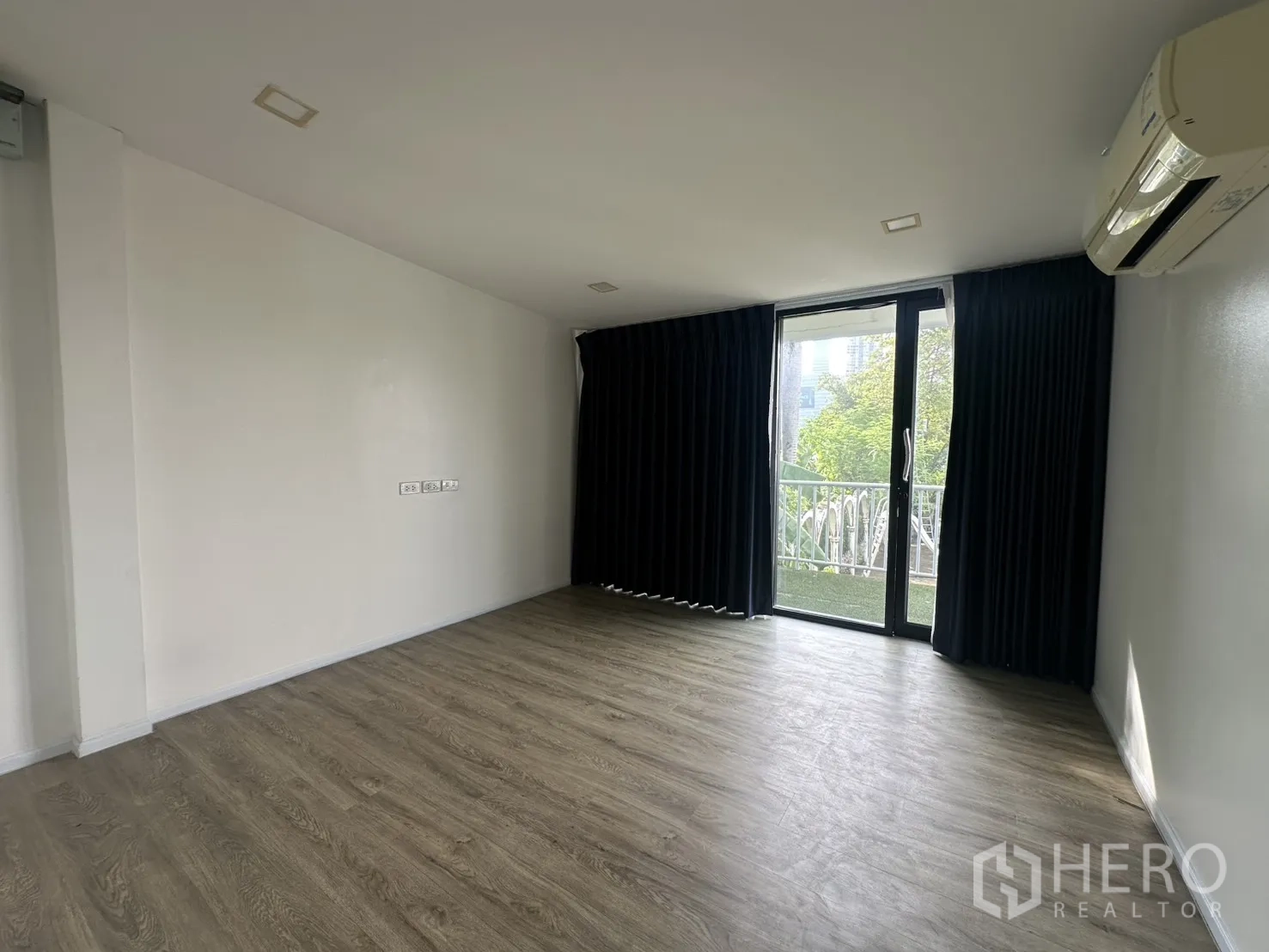 สำนักงานที่บ้าน ให้เช่าหรือขายในPhra Khanong, Bangkok - ห้องนอนมีม่านทึบ เครื่องปรับอากาศ และทางออกสู่เทอเรส