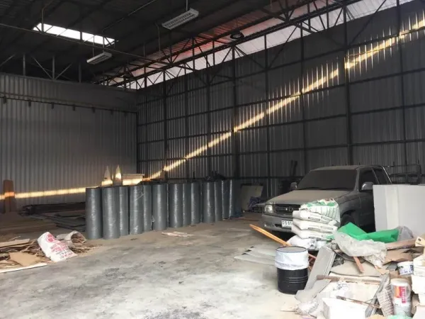 Warehouse for rent in Bang Kapi, Bangkok - Deep storage bay with high ceiling, skylights and ample floor area for loading and parking.