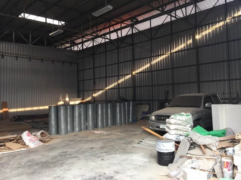 Warehouse for rent in Bang Kapi, Bangkok - Deep storage bay with high ceiling, skylights and ample floor area for loading and parking.