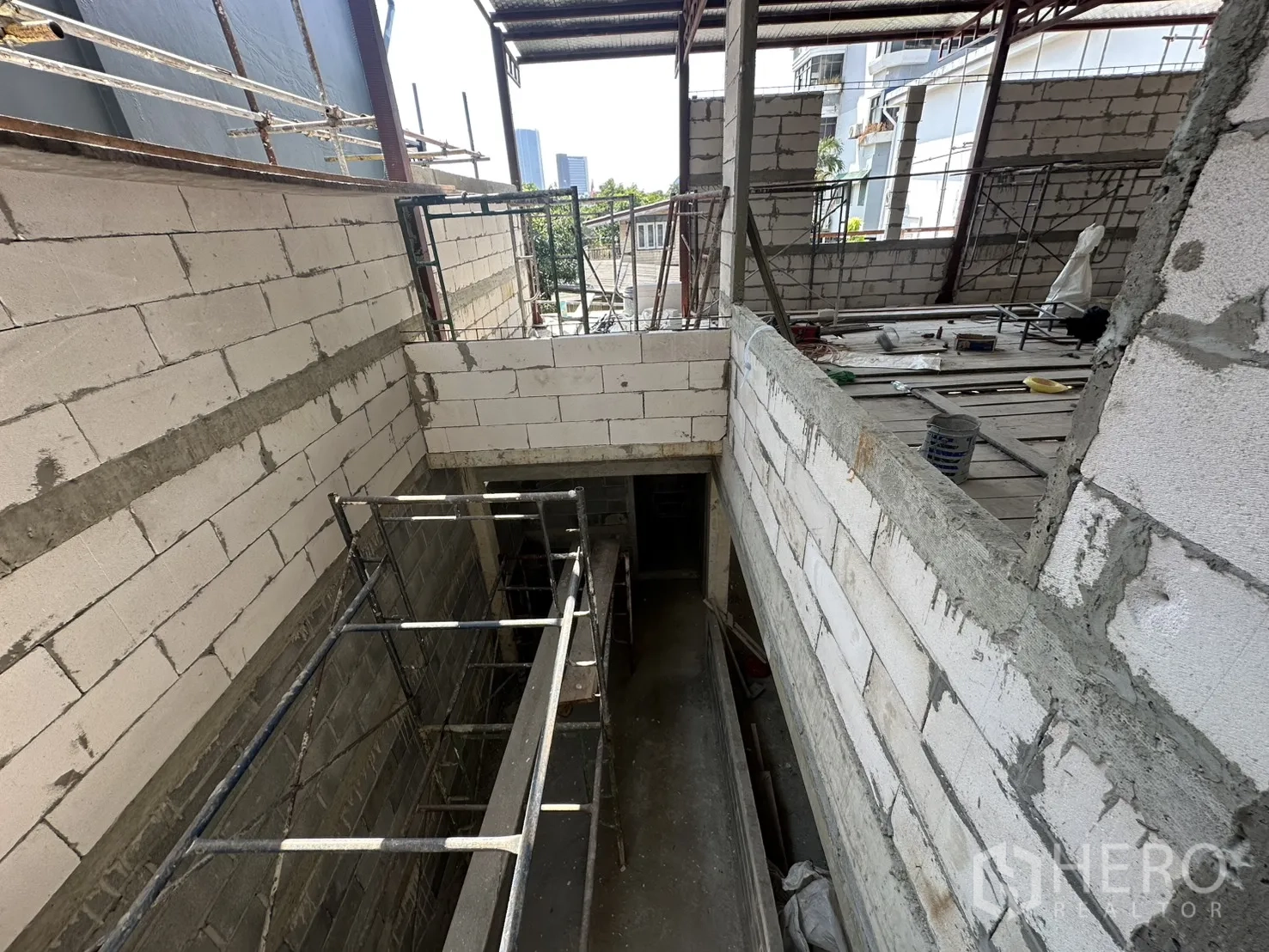 零售空间 for rent in Bang Na, Bangkok - 开放楼梯挑空，砖墙与外部采光连接各楼层。