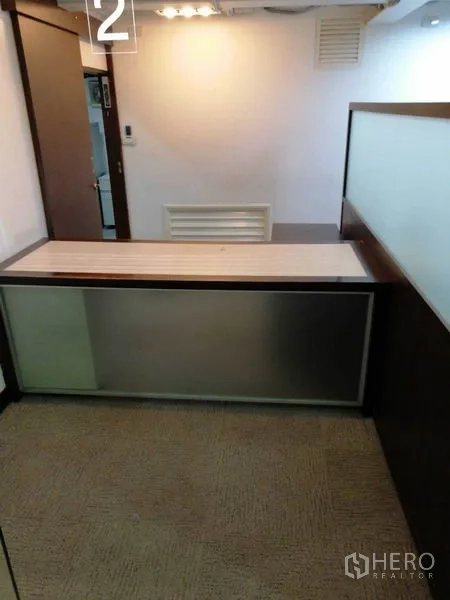 พื้นที่ขายปลีก ให้เช่าในKhlong Toei, Bangkok - เคาน์เตอร์ต้อนรับหน้ากระจกฝ้าในพื้นที่ปูพรม