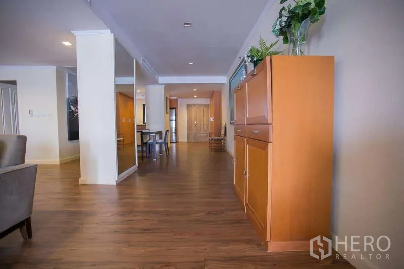 คอนโด ให้เช่าหรือขายในWatthana, Bangkok - โถงทางเดินพร้อมตู้เก็บของบิลท์อินและกระจกเต็มบาน