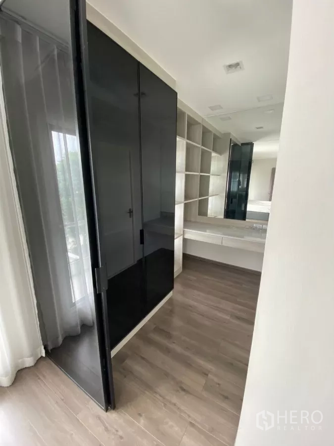 บ้าน ให้เช่าในPrawet, Bangkok - โถงแต่งตัว ตู้กระจกสีดำ ชั้นวาง และโต๊ะเครื่องแป้งแบบบิวท์อิน