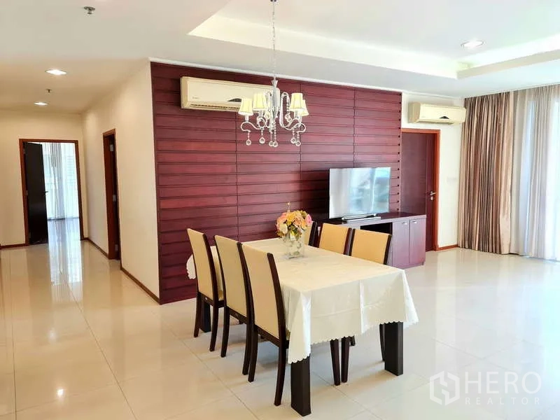 อพาร์ทเมนท์ ให้เช่า - พื้นที่รับประทานอาหารพร้อมโคมระย้า โต๊ะหกที่นั่ง และตู้ทีวีติดกับห้องนั่งเล่น