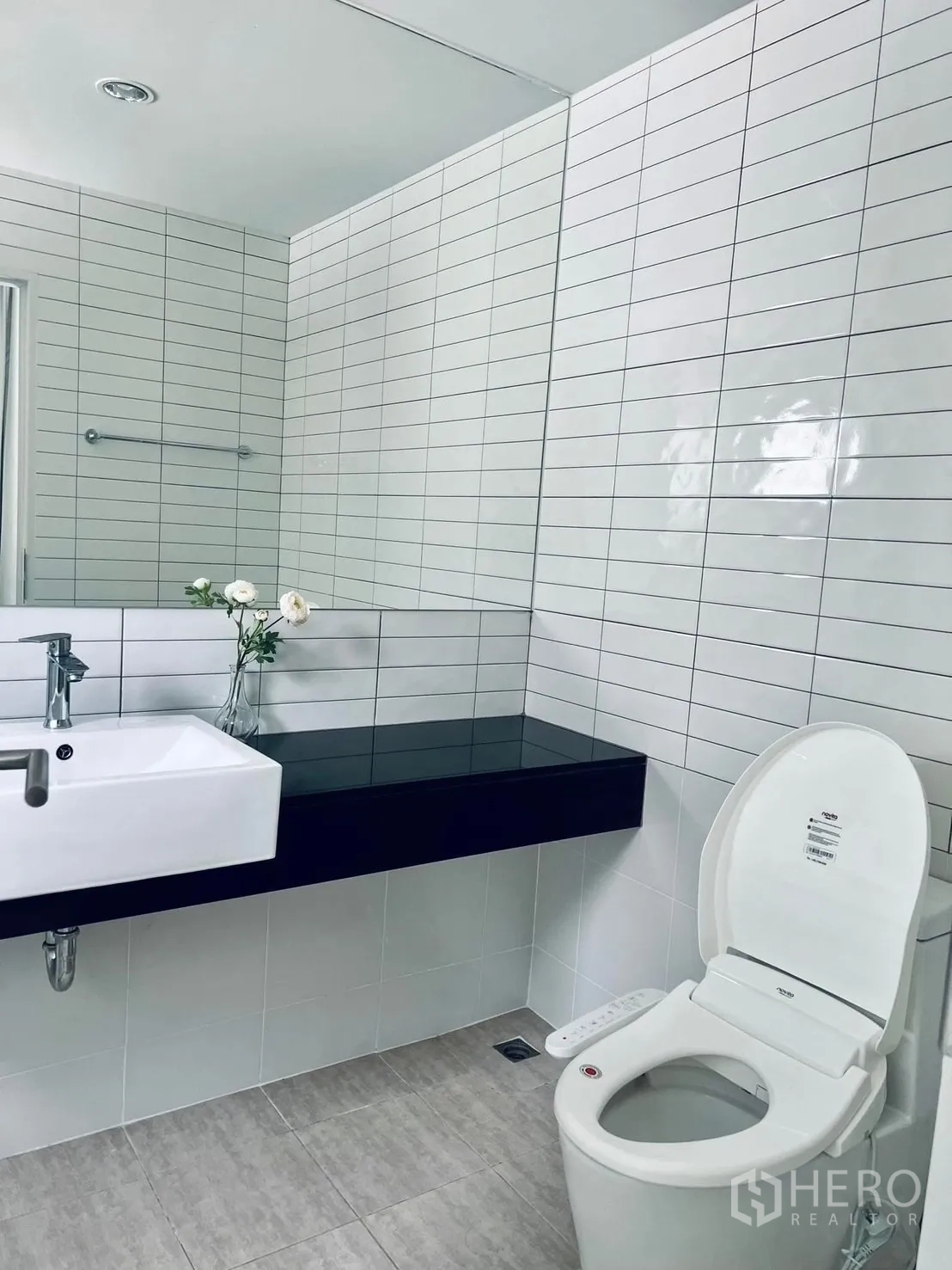 บ้าน ให้เช่าในBang Sao Thong, Samut Prakan - ห้องน้ำเคาน์เตอร์หินสีดำยาว อ่างทรงสี่เหลี่ยม และโถสุขภัณฑ์ทันสมัย