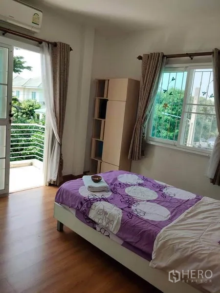 บ้าน ขายในMin Buri, Bangkok - ห้องนอนมีระเบียง แสงธรรมชาติส่องถึง