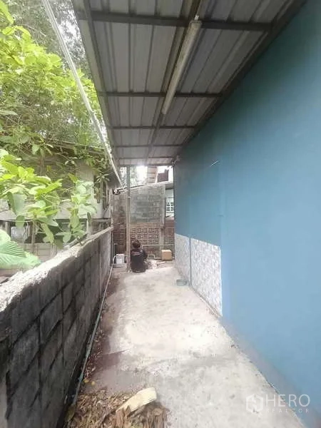 货栈 出售在Khlong Luang, Pathum Thani - 从玻璃办公室望向主库区，远处为卷闸门