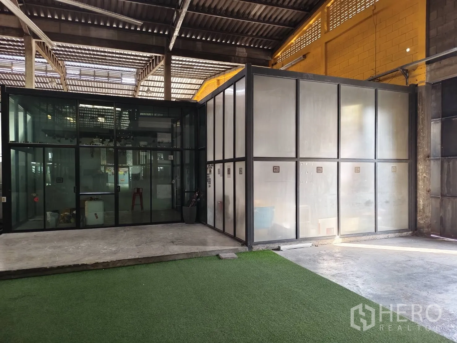 คลังสินค้า ให้เช่าในKhlong Toei, Bangkok - กล่องออฟฟิศกระจกติดกับโซนหญ้าเทียม ใต้หลังคาสูง