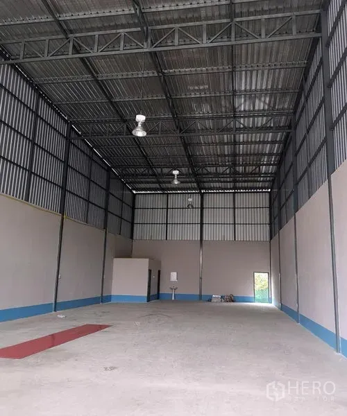 货栈 出租在Prawet, Bangkok - 仓库通长视角，高屋顶，后方设有小型服务间与洗手盆。