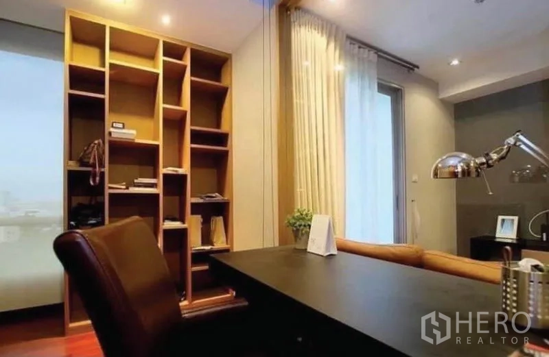 คอนโด ขายในKhlong Toei, Bangkok - ห้องทำงานพร้อมชั้นวางบิลท์อินและหน้าต่างบานใหญ่