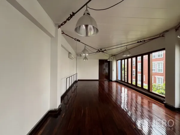 สำนักงานที่บ้าน ให้เช่าในWatthana, Bangkok - โถงทำงานยาว พื้นไม้เงางาม ผนังกระจกตลอดแนว มองเห็นวิวเมือง.