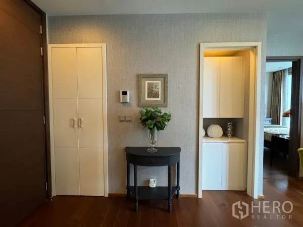 คอนโด ให้เช่าในWatthana, Bangkok - โถงทางเข้าพร้อมตู้บิลต์อิน มุมโชว์ของ และโต๊ะคอนโซล บนพื้นไม้โทนอุ่น