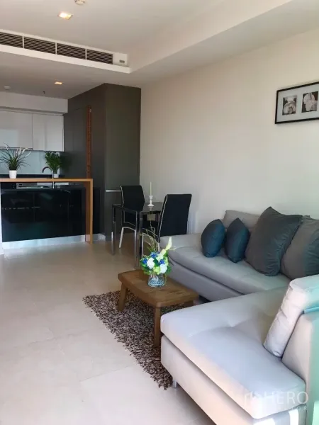 คอนโด ให้เช่าหรือขายในKhlong San, Bangkok - ห้องนั่งเล่นโปร่งสว่าง โซฟาเข้ามุม เชื่อมครัวและมุมทานข้าวสไตล์โมเดิร์น