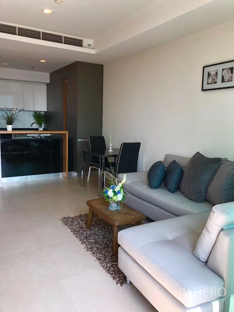 คอนโด ให้เช่าหรือขายในKhlong San, Bangkok - ห้องนั่งเล่นโปร่งสว่าง โซฟาเข้ามุม เชื่อมครัวและมุมทานข้าวสไตล์โมเดิร์น