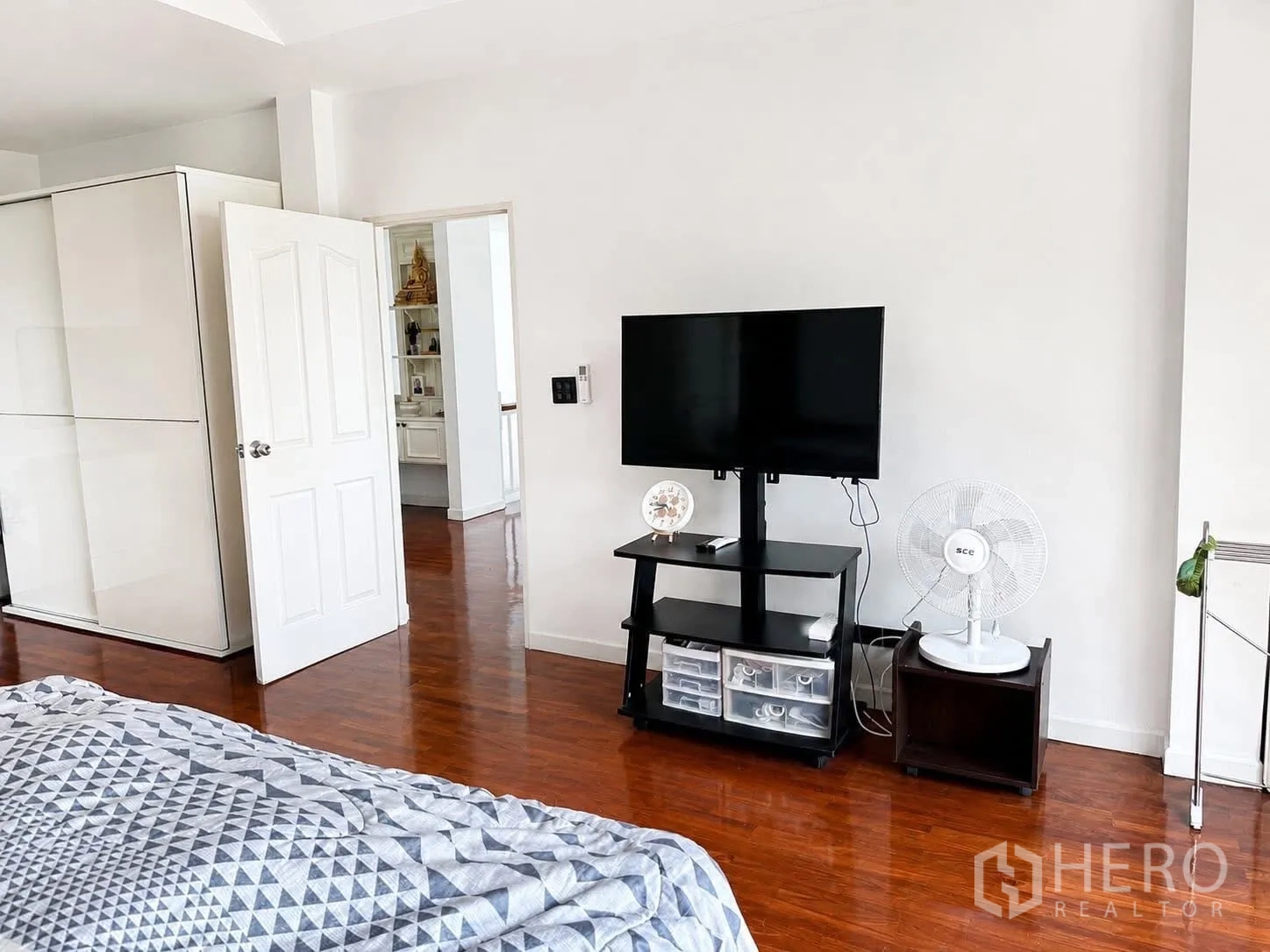 บ้านเดี่ยว for rent in Prawet, Bangkok - มุมทีวีในห้องนอน มีจอแบน ตู้เสื้อผ้า พัดลม และพื้นไม้