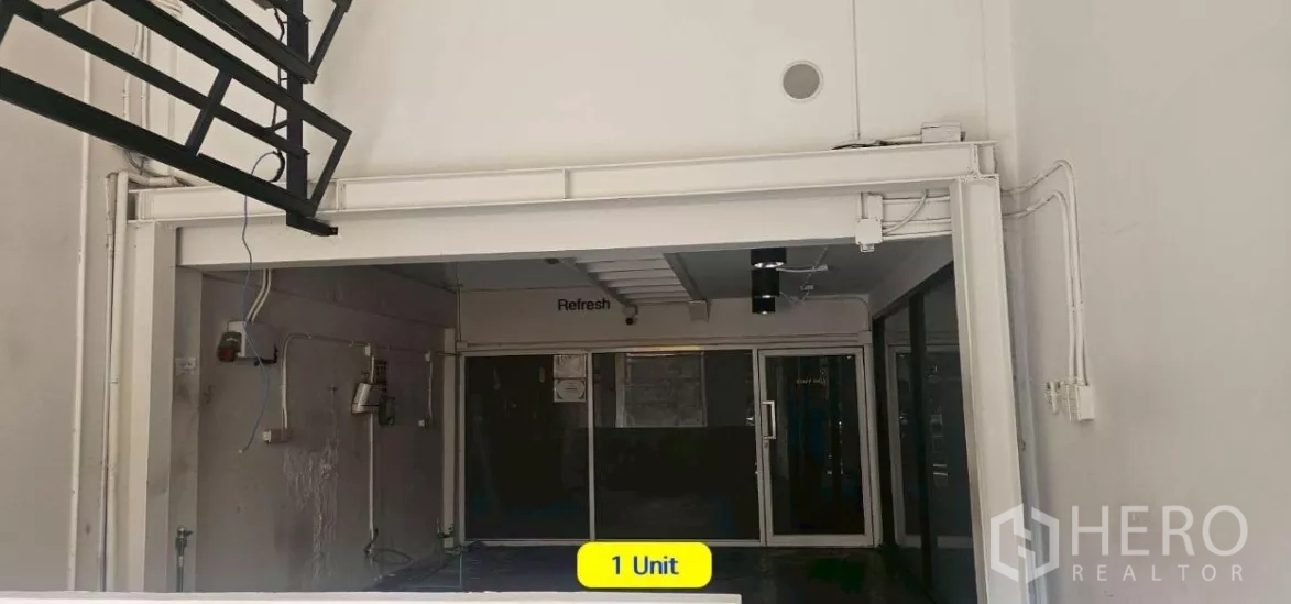 อาคารพาณิชย์ ให้เช่าในWatthana, Bangkok - หน้ากว้างแสดงโครงป้ายเหนือประตู พร้อมประตูกระจกบานเลื่อน.