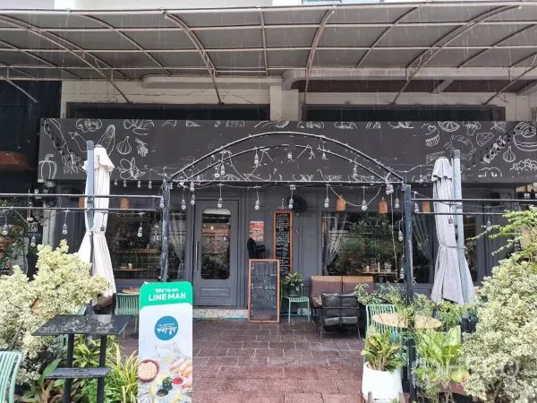 零售空间 出租在Watthana, Bangkok - 店面立面，棚架与黑板招牌装饰。