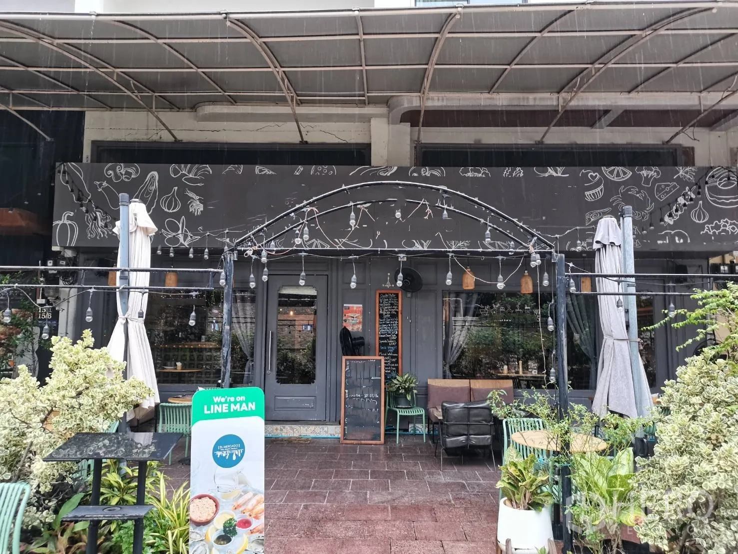 零售空间 出租在Watthana, Bangkok - 店面立面，棚架与黑板招牌装饰。