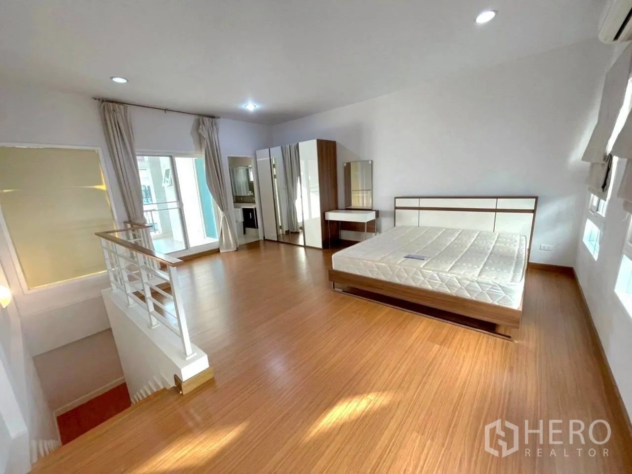 联排别墅 for rent in Bang Kho Laem, Bangkok - 顶层宽阔卧室，木地板、衣柜齐全，并通向阳台。