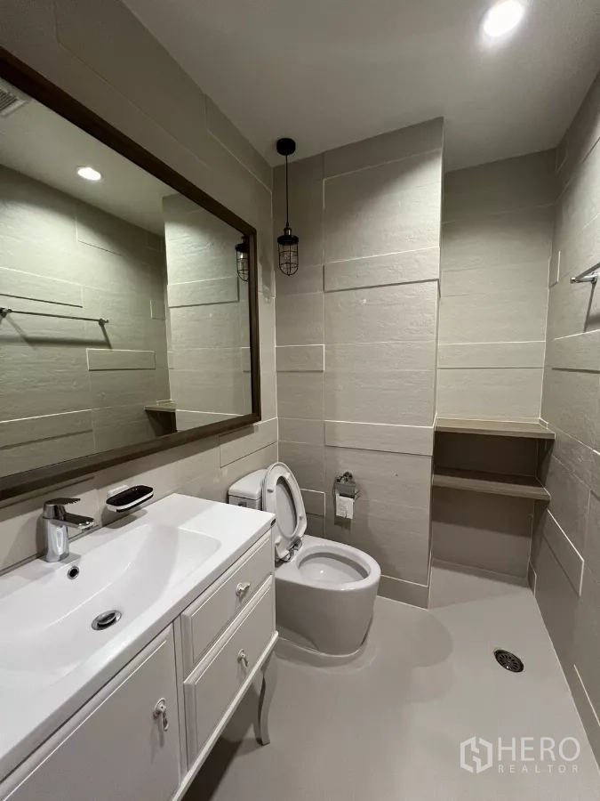 คอนโด ให้เช่าในBang Kapi, Bangkok - ห้องน้ำแขก อ่างล้างหน้าแบบวินเทจ โถสุขภัณฑ์ และโคมไฟห้อย