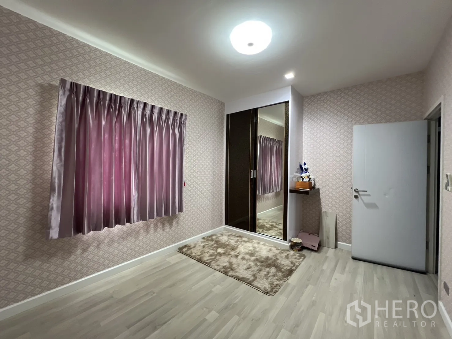 บ้าน ให้เช่าหรือขายในLat Krabang, Bangkok - ห้องนอนชั้นบน ผ้าม่านสีชมพู ตู้เสื้อผ้าบานกระจก พื้นลามิเนตอ่อน