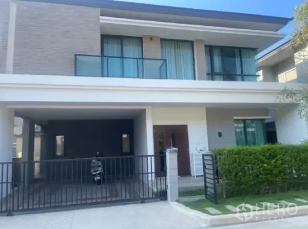 独立式住宅 出租或出售在Saphan Sung, Bangkok - 两层独栋别墅正立面，带栅栏与车棚，位于曼谷Saphan Sung。