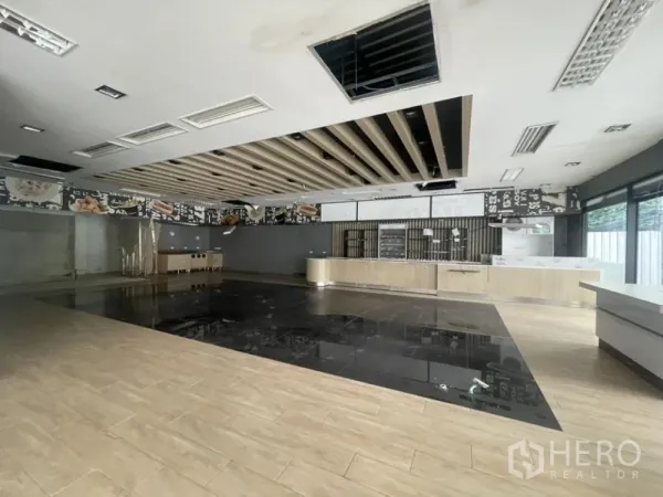 พื้นที่ขายปลีก ให้เช่าในKhlong Toei, Bangkok - โชว์รูมกว้าง มีเคาน์เตอร์ยาว ฝ้าเพดานตกแต่ง และโซนพื้นกระเบื้องสีดำเงา