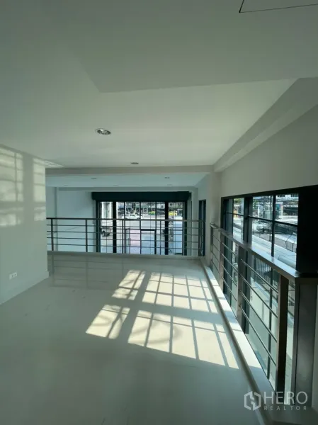 带办公室的家 出租在Suan Luang, Bangkok - 夹层空间，金属栏杆，采光充足，可俯瞰大面玻璃窗。