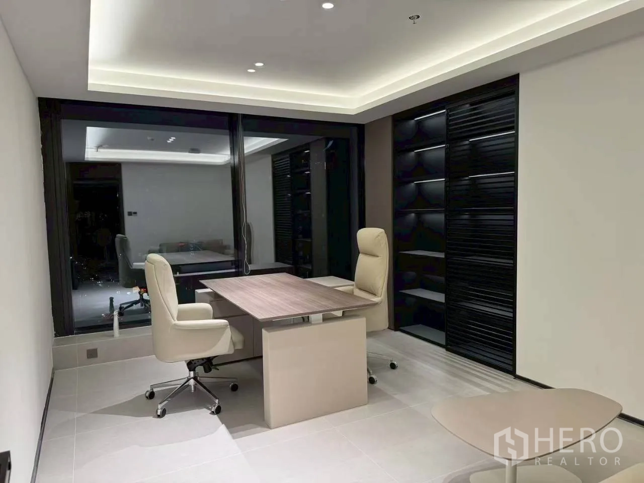 办公室 for rent in Din Daeng, Bangkok - 行政办公室，含办公桌、两把旋转椅、玻璃隔断与内置书架。
