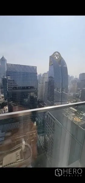 คอนโด ขายในPathum Wan, Bangkok - วิวระเบียงชั้นสูง เห็นอาคารสำนักงานสมัยใหม่และเส้นขอบฟ้ากรุงเทพฯ