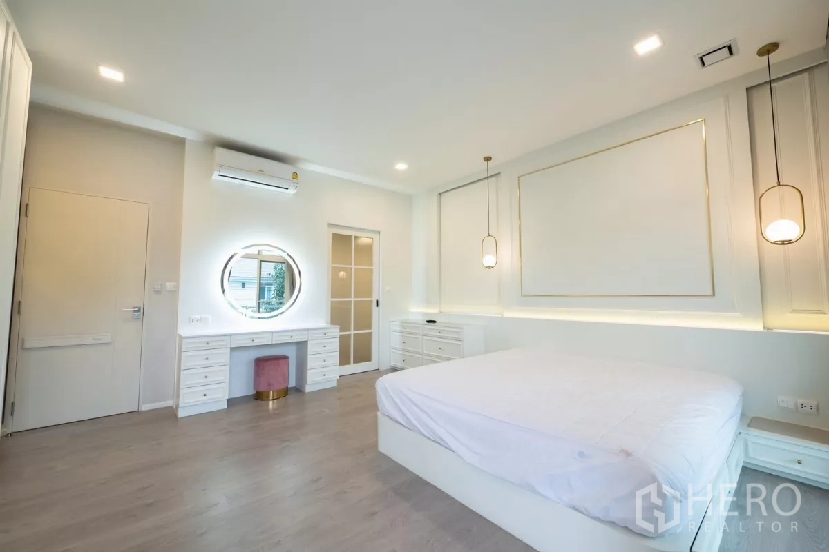 Detached House for rent or sale in Prawet, Bangkok - Master bedroom view with vanity desk, pendant lights and sliding door to closet.