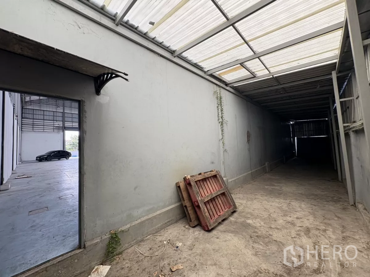 คลังสินค้า ให้เช่าในBang Phli, Samut Prakan - ทางเชื่อมด้านข้างเข้าสู่โกดัง ใต้หลังคาแผ่นโปร่งแสง