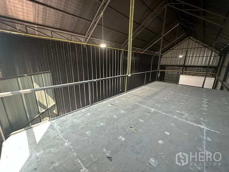คลังสินค้า ให้เช่าในBueng Kum, Bangkok - ชั้นลอยสำหรับเก็บของ พร้อมราวกันตก ใต้หลังคามีฉนวน มองลงสู่พื้นโกดัง