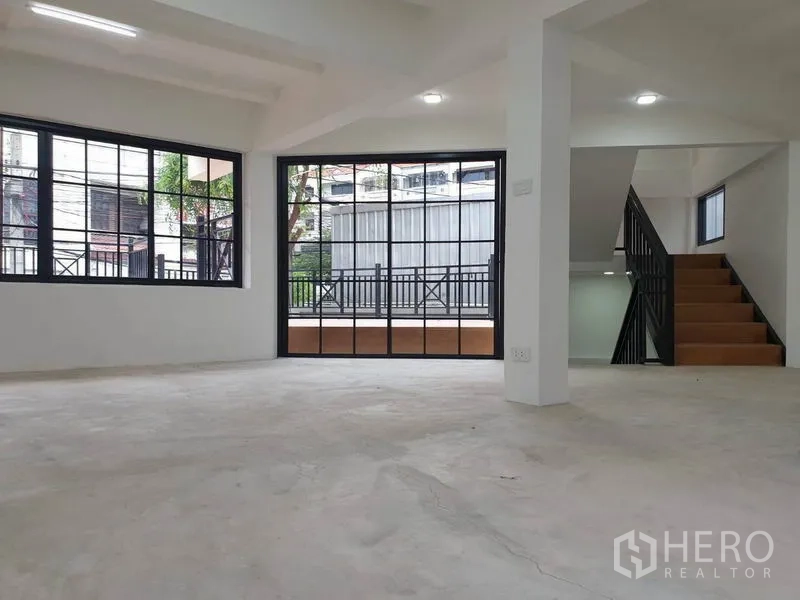 带办公室的家 出租或出售在Bang Na, Bangkok - 开放区域带楼梯，推拉门连通露台。