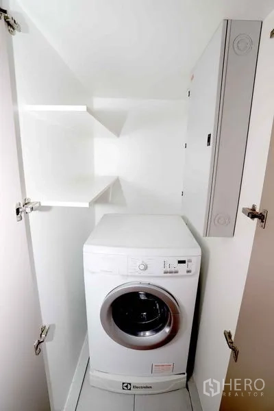 คอนโด ให้เช่าในKhlong San, Bangkok - ตู้ซักรีดบิลท์อินพร้อมเครื่องซักผ้าแบบฝาหน้าและชั้นวาง
