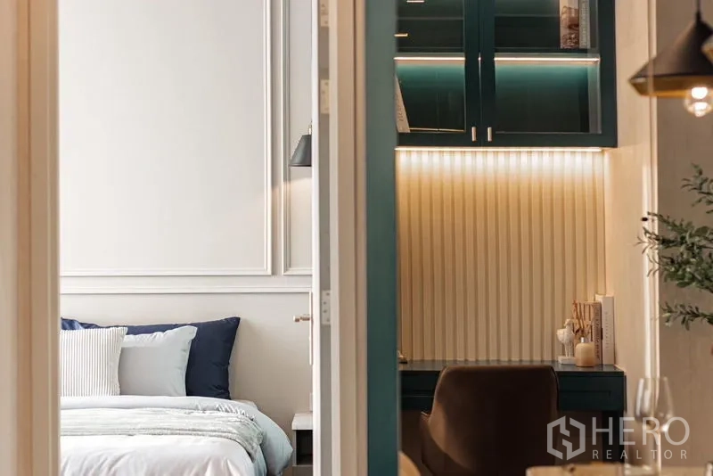 คอนโด ให้เช่าในKhlong Toei, Bangkok - มุมมองจากห้องนั่งเล่นไปยังห้องนอน เห็นโต๊ะทำงานและพื้นที่รับประทานอาหาร