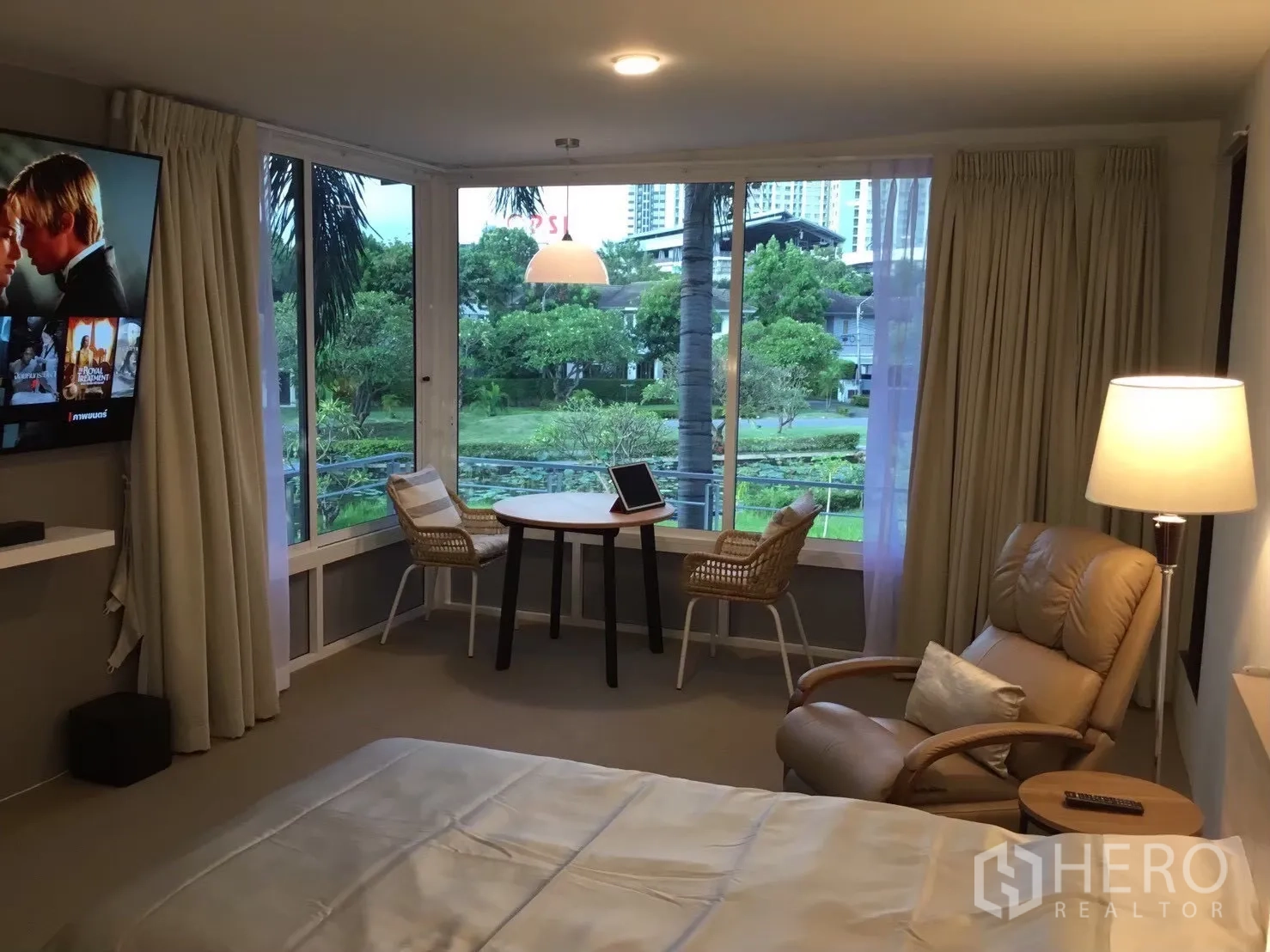 บ้านเดี่ยว for sale in Suan Luang, Bangkok - ห้องนอนพร้อมเก้าอี้เอนหลังและโต๊ะข้างหน้าต่างบานใหญ่